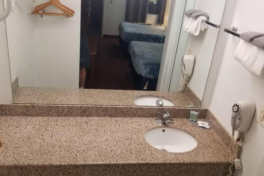 Hotel 2 Queen Beds Hotel Room 222 Wi-Fi Hot Tub Booking Stillwater Exterior photo
