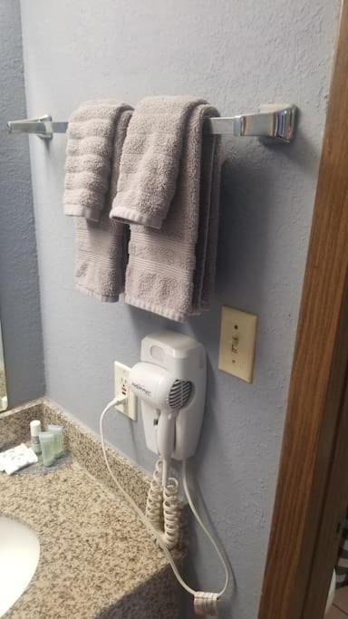 Hotel 2 Queen Beds Hotel Room 222 Wi-Fi Hot Tub Booking Stillwater Exterior photo